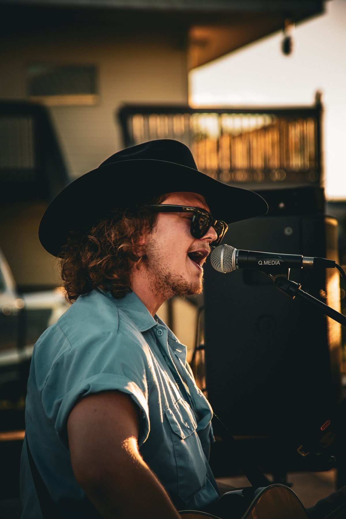 Musician at the microphone